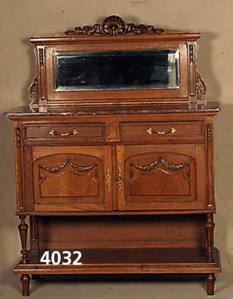 Buffet, Frankreich, um 1890, massive gold- farbene Eiche, mit aufwendigen Girlanden- und Rocaillenschnitzereien reich geziert, fein ausgearbeitete ...