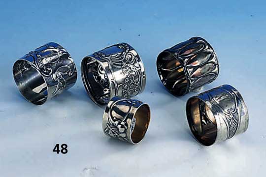 Konvolut 5 Serviettenringe, deutsch und Belgien, 2 x Silber (1 x Delhize), 3 x Metall davon 1 x WMF, z.T. floral verziert bzw. klassizistisch., 2 ...