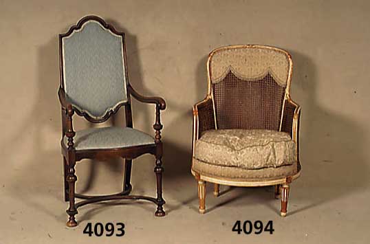 klassizistischer Stuhlsessel, nach franzÖsi- schem Vorbild von 1770/80, Korpus Buche massiv, gold- und cremefarben gefasst, loses Sitzkissen, ...