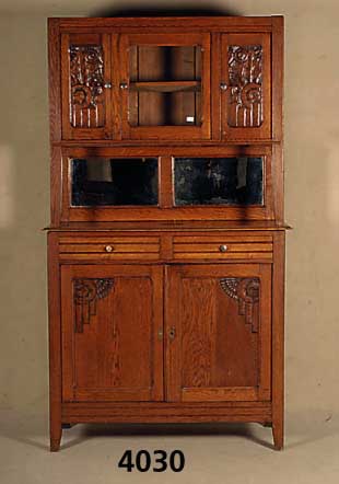 Aufsatzbuffet, Frankreich, um 1910, ArtDeco, Weichholz, Eiche massiv, leichte florale Schnitzerei im Oberteil, 3 TÜren, MitteltÜr verglast, ...