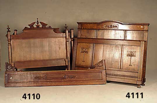 Bett, wohl deutsch, um 1900, Eiche massiv, mit LÖwenkopfschnitzerei, einseitig an der Wand aufstellbar, Aufsatz und Zapfen original, 2 Zapfen ...