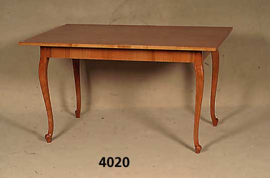 Tisch, deutsch, Gestell um 1900/20, Platte erneuert, Kirschbaum massiv, Platte Korpus Weichholz, Kirschbaumfurnier, Aufbau sehr harmonisch, Beine ...