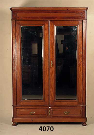 Spiegelschrank, Frankreich, um 1890, Louis- Philippe, zweitÜrig, Nußbaum massiv, Nußbaum- furnier, z.T. Eiche, zwei Sockelschubladen, ...