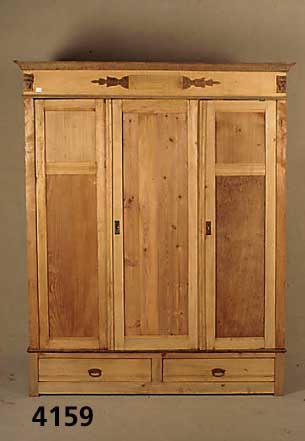 Kleiderschrank, wohl deutsch, um 1930, Weichholz, 3-tÜrig, zwei Sockelschubladen, aufgesetzte Schnitzereien, leichte AusfÜhrung, leicht ...