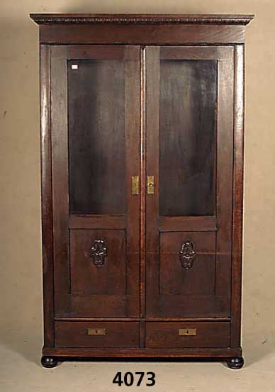 Kleiner BÜcherschrank, deutsch, um 1910, Eiche und Weichholz massiv, Eichenfurnier, auf Rahmen gearbeitet, sparsam aufgelegte Schnitzerei, ...