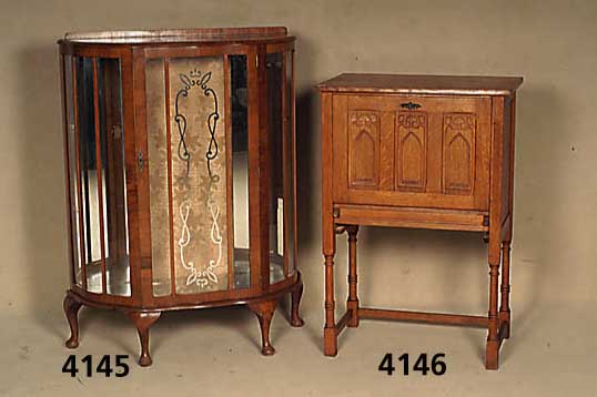 Vitrinenschrank, England, um 1920, Nußbaum- furnier, geschwungene Form, 2 GlaseinsÄtze, Gebrauchsspuren, ca. 117x86x34 cm, SchlÜssel fehlt