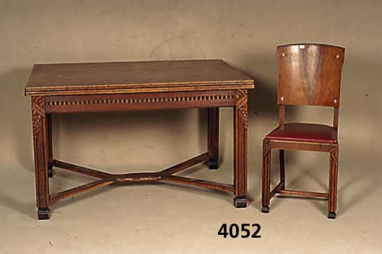 Tisch und 6 StÜhle, Frankreich, um 1920, ArtDeco, Eiche massiv, Wurzelnußfurnier, Flachschnitzerei, 6 StÜhle mit rotem Kunst- lederbezug, Tisch ...