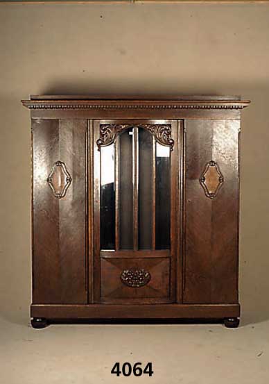 BÜcherschrank, deutsch, um 1910, Korpus Eiche massiv, Eichefurnier, Weichholz, florale Schnitzerei, geschwungenes, facettiertes Vitrinenteil, ...