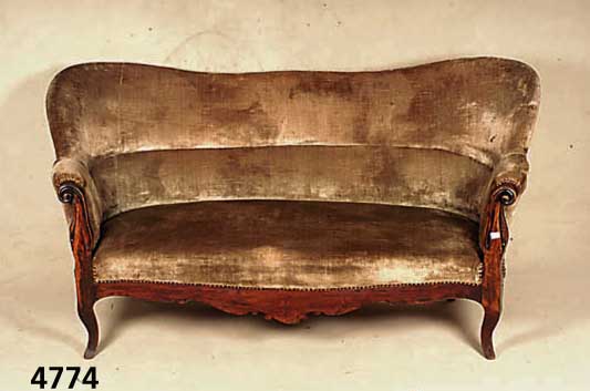Sofa, deutsch, um 1900, Nußbaum massiv, geschwungene Form, brauner Mohairstoff und Polsterung in gutem Zustand, stabil gearbeitet , bequeme ...