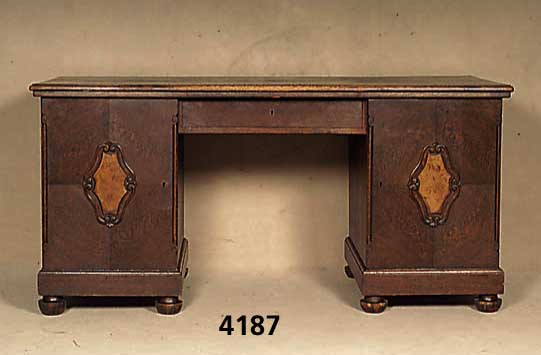 Schreibtisch, deutsch, 30er Jahre, Hartholz, Weichholz, TÜrfÜllungen mit aufgesetzter Wurzelnußornamentik, eine Schublade, ca. 78x 160x75 cm