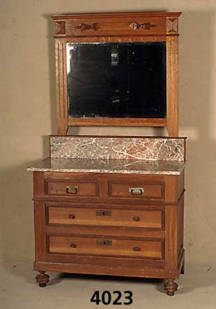 Spiegelkommode, deutsch, um 1900, Eiche massiv, 4 SchÜbe mit Rahmenprofil, Marmor- platte und facettiertem Spiegel, Gebrauchs- spuren, ohne ...