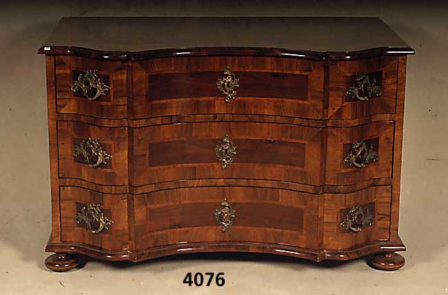 Doppelt geschweifte Kommode, Barockstil, Front horizontal aufgebaut, dickes Nußbaum- bzw. Pflaumenfurnier, Bandintarsien, z.T. rhomboid ...