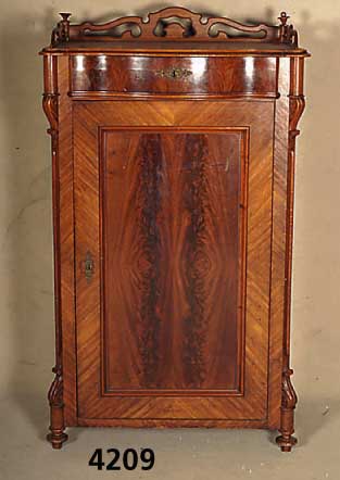 Vertiko, sÜddeutsch, um 1840/45, Korpus Weichholz, Mahagonifurnier, Pyramidenmahagoni- furnier doppelt gespiegelt, Platte und Seiten- zierteile ...