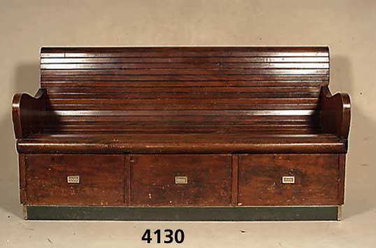 Sitzbank, deutsch, um 1900/10, mit 3 inte- grierten Schubladen, Weichholz, Sitz- und RÜckenflÄche mit feinen Holzbahnen verlegt, gerieft, Wangen ...