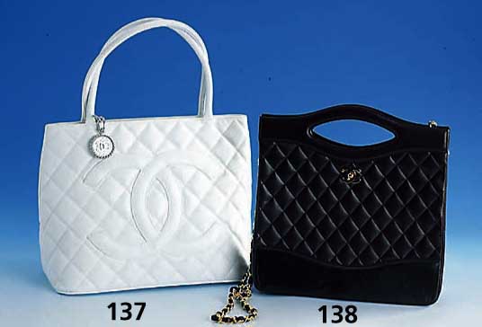 CHANEL-TASCHE, braunes Leder, typ. Steppdesign, aufgel. verg. CC-Zeichen, Ledertrageriemen mit verg. Kette, ca. 26 x 26 cm, fast ungetragen, ...