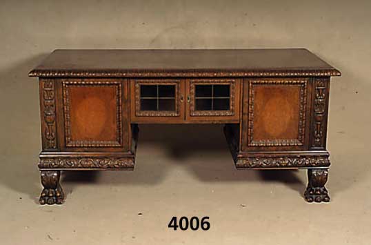 Schreibtisch, deutsch, um 1950, Renaissance- stil, Korpus Weichholz/Hartholz und Buche massiv, Nußbaum massiv, Wurzelnußfurnier ge- spiegelt, ...