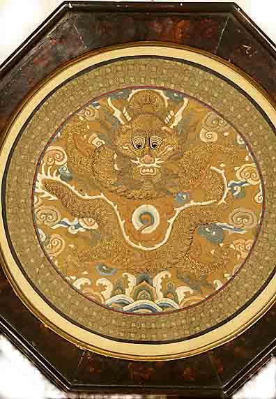 Stickerei(Goldfaden), China, um 1870, Seide und Goldfaden, ca. durchmesser 43 cm, SchÄtzwert: 1200.- EURO, EHZ: 2, unter Glas/gerahmt