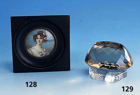 Bilderrahmen mit Malerei, um 1900, Frauenportrait auf Elfenbein nach Stihler, feine Malerei, Rahmen Holz min. besch., ca. 12.5 x 12.5 cm
