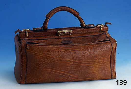 Sogen. Doktortasche, GOLDPFEIL, Caracciola-Leder, Inneneinrichtung, kaum be- nutzt, ca. 23 x 20 x 44 cm