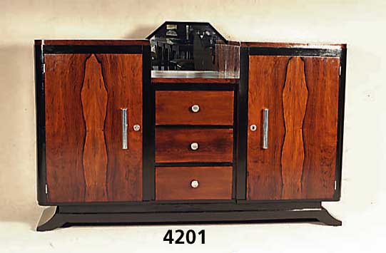 ArtDeco Sideboard, Frankreich, um 1920, Riopalisander gespiegelt furniert, z.T. schwarz abgesetzt, große ChrombeschlÄge, Korpuskanten seitlich ...