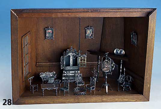 Miniatur-Wohnzimmer-Einrichtung, Silber, Niederlande 60er Jahre, best. aus: Tisch mit 4 StÜhlen, Kronleuchter, Vogelbauer, Spinnrad, Kamin, ...