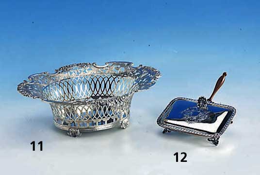 Butterdose, 800er Silber, ca. 315 g, Kordelverzierung, Deckel mit Scharnier, Griff Holz, Deckel mit grav. Phantasie- Wappen, Kartusche f. Monogr. ...