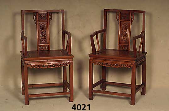 4 ArmlehnstÜhle, China, Tropenholz, ca. 20 Jahre alt, sehr filigran und dekorativ be- schnitzt, ca. 102x56x46 cm, Sh. ca. 55 cm