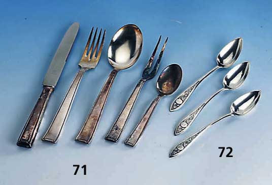 6 KaffeelÖffel, deutsch um 1830/40, 13-lÖt- ig, Stile mit Erdbeerdekor und Monogr. "M", z.T. verbeult