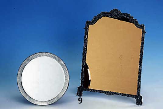 Standspiegel, 800er Silberfassung, Rokaillenverzierung, ca. 34 x 23 cm, Rauchglas, dazu: Standspiegel rund, Metall versilbert, Durchm. ca. 19 cm