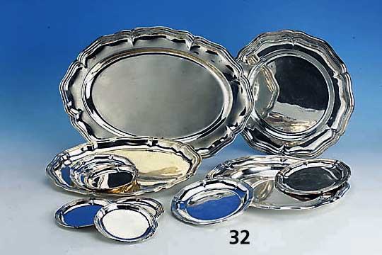 Konvolut 5 Untersetzer, 1 Flaschenunter- setzer 2 AnbietschÄlchen, 2 Platzteller und 2 Anbietplatten, 800er bis 925er Silber, Barockstil, Dekor ...