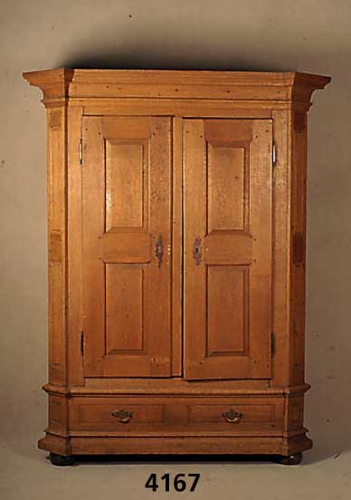 Dielen- bzw. Kleiderschrank, westdeutsch, wohl Pfalz, um 1780/1810, vollstÄndig auf Rahmen gearbeitet, Eiche massiv, ausgesuchtes Holz, Seiten ...