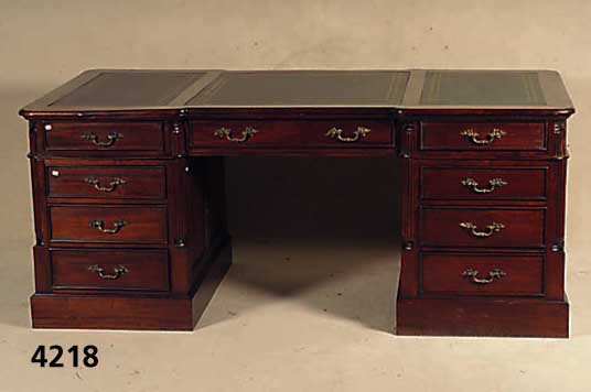 Partnerschreibtisch, englischer Stil, um 1860/ 70, Mahagoni, z.T. massiv, schÖnes schweres MÖbel, praktisch, ca. 79x178x103 cm