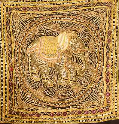Stickerei, Asien, um 1920, ca. 30 x 27 cm, Schätzwert: 700.- EURO, EHZ: 3