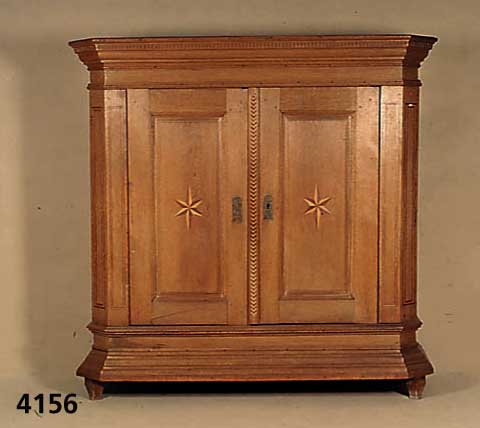 Dielenschrank, SÜdhessen, um 1770, Eiche massiv, RÜcken Weichholz, auf Rahmen gearbei- tet, sparsame Sternintarsien in Mahagoni und Ahorn, ...