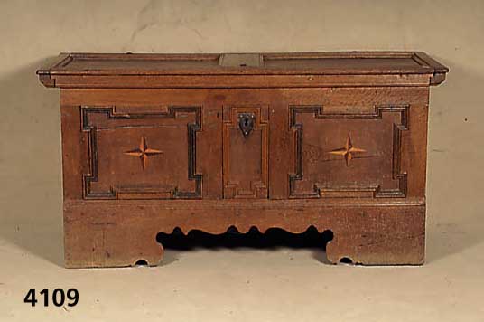 Linnentruhe, mitteldeutsch, um 1760/80, Eiche massiv, dicke Boarde, z.T. mit dem Beil behauen, Front und Deckel auf Rahmen gearbei- tet, mit ...