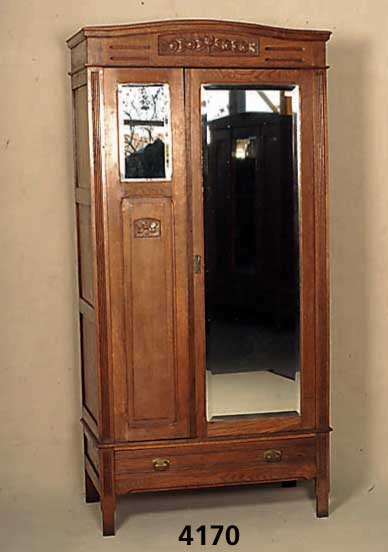 Kleider- bzw. WÄscheschrank, Frankreich, um 1920, Jugendstil, Eiche massiv, mit leichter Blatt- und BlÜtenschnitzerei, zweitÜrig, mit ...