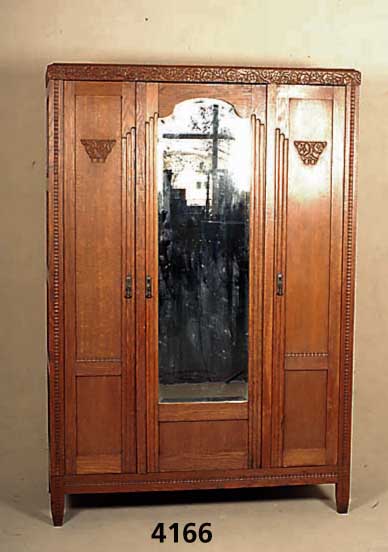 Kleiderschrank, Frankreich, um 1920, ArtDeco , Weichholz, Eiche massiv, 3-tÜrig, mit facet- tiertem Spiegel, aufgelegte Schnitzerei, 3 ...