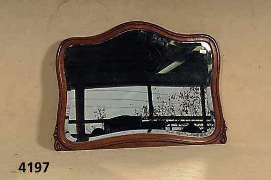 Spiegel, deutsch, um 1900, Rahmen Eiche massiv, geschwungene Form, sparsame Schnitzer- ei, facettiertes Spiegelglas, ca. 75x105 cm