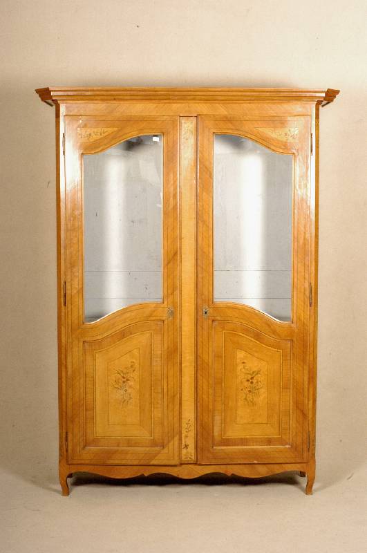 Vitrinenschrank, Frankreich, nach altem Vor- bild, Eiche und Kirschbaumfurnier, mit Messingfadenintarsien, TÜrfÜllungen mit flora- len ...