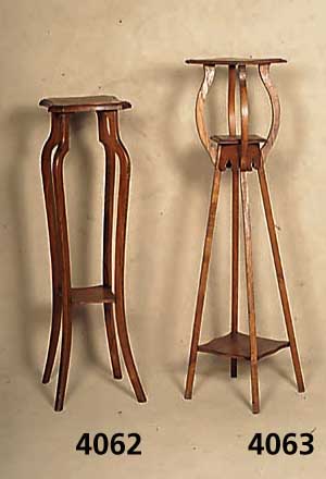 BlumensÄule, deutsch, um 1900, Buche, mittelbraun gebeizt, 2 Ebenen, geschwungene Form, stabil gearbeitet, ca. 107x30x27 cm