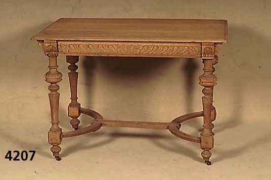 Tisch, deutsch, um 1880/90, Eiche massiv, Holz naturbelassen, Beine verstrebt, Zarge reich geschnitten, Platte Eiche massiv, ge- drechselte ...
