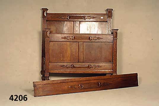 Bett, Frankreich, um 1920, Eiche massiv, aufgelegte Schnitzerei, quadratische EcksÄulen mit LÄngsnutenprofil, Gebrauchsspuren, ca. 136x127x190 cm