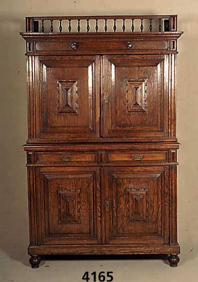 Vielzweckschrank, Belgien, um 1900, Eiche und Weichholz massiv, auf Rahmen gearbeitet, aufgesetzte Schnitzerei (Ornamentik), dekora- tives MÖbel ...