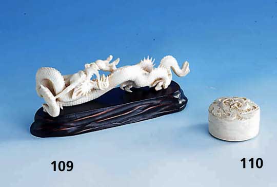 GlÜcksdrache Lung, China 50er Jahre, Elfenbein geschnitten, sehr lebendig, aufwendig, lose auf Sockel liegend, L. ca. 22 cm