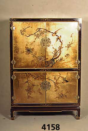 Chinesischer Schrank, aus altem Holz gefer- tigt, 4-tÜrig, vielfÄlltige Bemalung mit Blumen und VÖgeln, aufwendig verzierte MessingbeschlÄge, ...