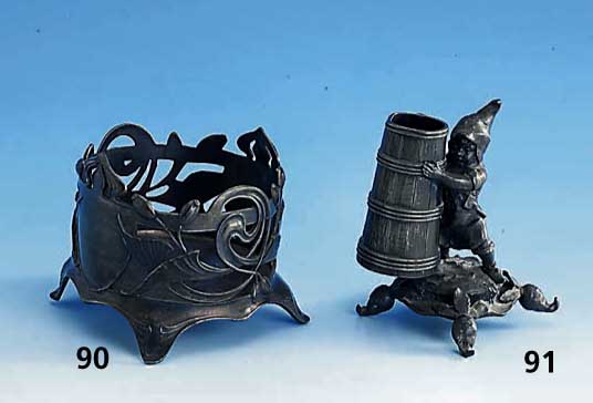 Flaschenuntersetzer, deutsch, wohl WMF um 1900, reiner Jugendstil, Metall, floral verziert, Monogr.-feld frei, D ca. 9 cm