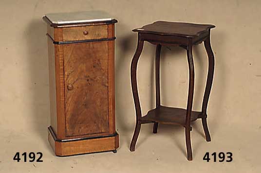 Blumentisch, deutsch, um 1900, Eiche massiv, dunkel gebeizt, geschwungene Form, vielfach verwendbar, ca. 75x39x39 cm
