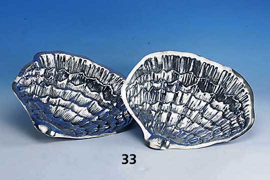 2 Austernteller, wohl Niederlande um 1910, Meistermarke WOW, Metall versilbert, Bes.- Monogr., feine Ausarbeitung, in Form von Muscheln, ...