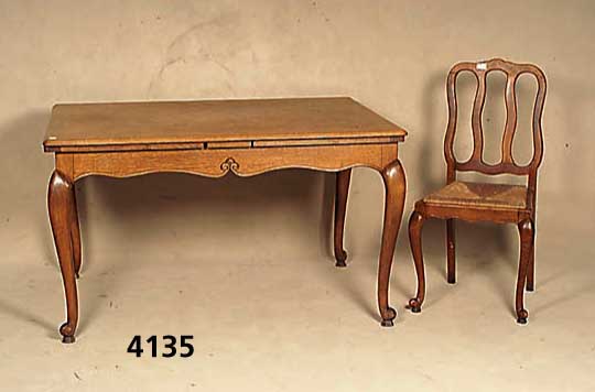 Ausziehtisch mit 4 StÜhlen, deutsch, um 1910, Eiche massiv, Tischplatte mit Einlegemuster in Rautenform, Beine geschwungen, partiell geschnitzt, ...