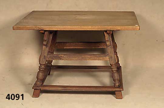 sog. Jockeltisch, Eiche massiv, Drechselar- beit, FÜße durch Fußleisten verbunden, stabil gearbeitet, ca. 77x119x100 cm